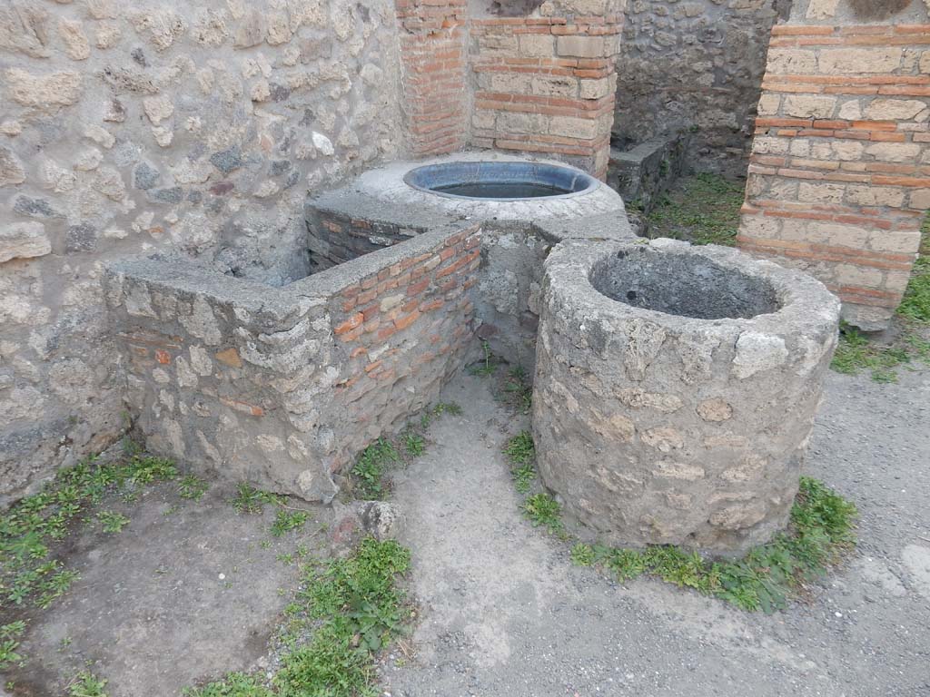 V.1.4 Pompeii. June 2019. West side of workshop. Photo courtesy of Buzz Ferebee.