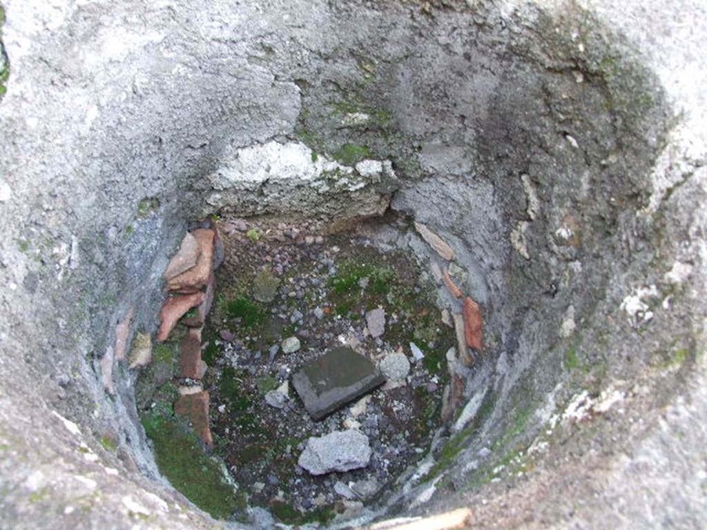 V.1.4 Pompeii. December 2006. Interior of basin on west side.