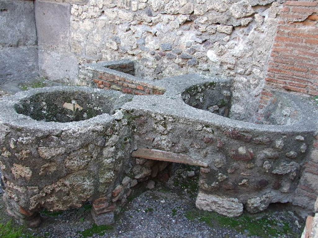 V.1.4 Pompeii. December 2006. Looking towards water basins on west side of front room