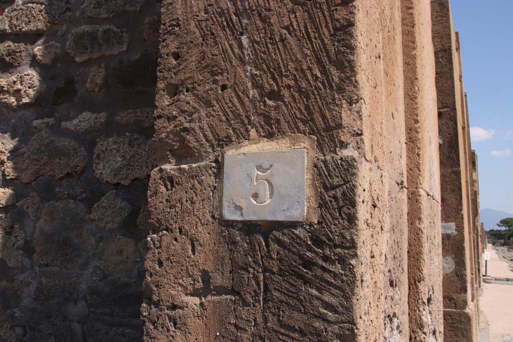 V.1.5 Pompeii. September 2021. Identification number plate, looking east along Via di Nola. Photo courtesy of Klaus Heese.