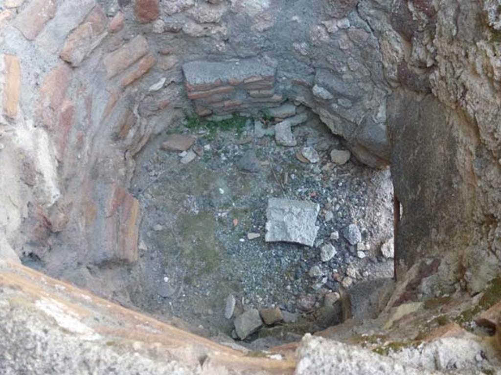 V.1.5 Pompeii. June 2012. Interior of boiler, vat or kettle. Photo courtesy of Michael Binns.