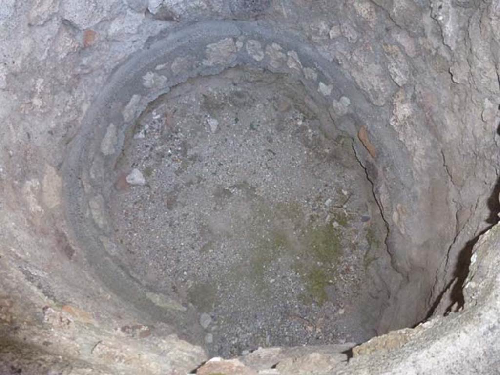 V.1.5 Pompeii. June 2012. Interior of boiler, vat or kettle. Photo courtesy of Michael Binns.