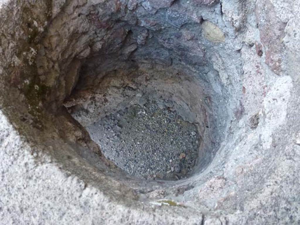 V.1.5 Pompeii. June 2012. Interior of boilers, vats or kettles. Photo courtesy of Michael Binns.