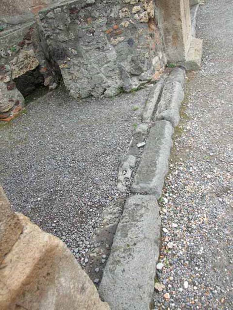 V.1.5 Pompeii. May 2010. Threshold or sill at entrance onto Via di Nola.