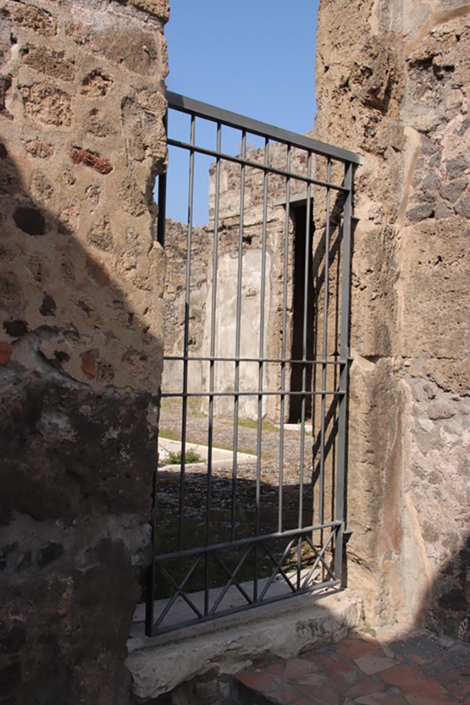 V.1.6 Pompeii. October 2023. 
Doorway into atrium of V.1.7, in north-east corner of shop-room. Photo courtesy of Klaus Heese.
