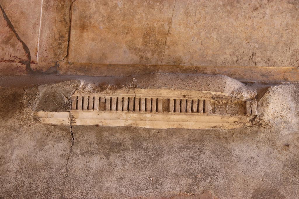 V.1.7 Pompeii. May 2024. Room 8, detail from east end of south wall of cubiculum. Photo courtesy of Klaus Heese.