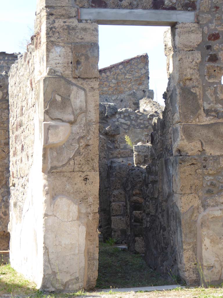 V.1.7 Pompeii. September 2018. 
Room 10, detail of doorway of corridor to peristyle “b” on north-east side of atrium 4.
Foto Annette Haug, ERC Grant 681269 DÉCOR.

