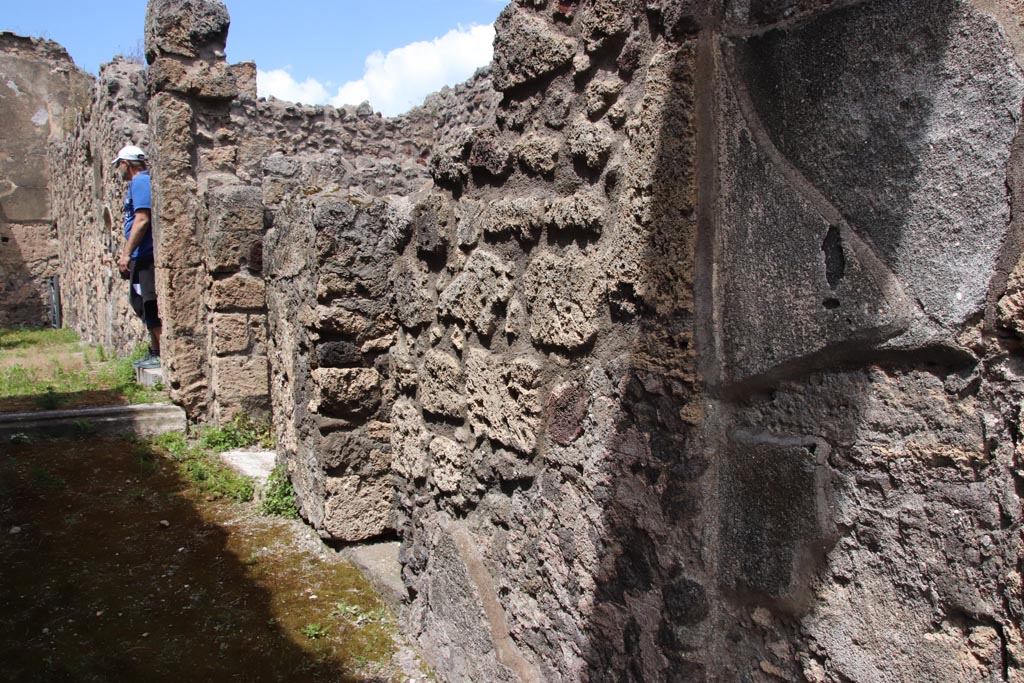 V.1.7 Pompeii. May 2024. Corridor 10, east wall with doorway to room 11, in centre. Photo courtesy of Klaus Heese.