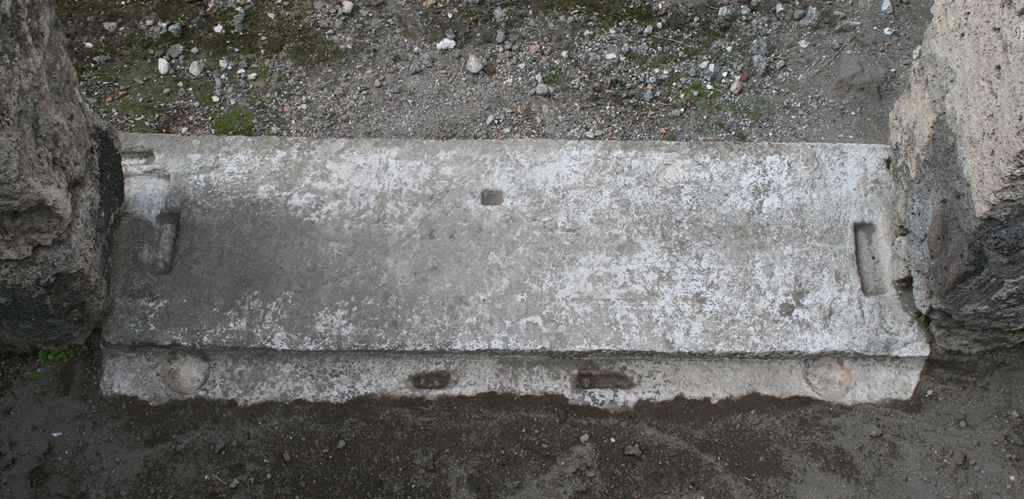 V.1.7 Pompeii. c.2005-7. Room “a”, threshold, looking west into corridor 10. Photo by Thomas Staub.
Photo courtesy of Swedish Pompeii Project.
