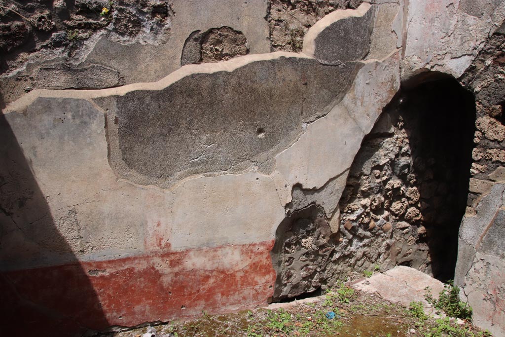 V.1.7 Pompeii. May 2024. Room 19, north wall, with doorway to corridor (h2), on right. Photo courtesy of Klaus Heese.