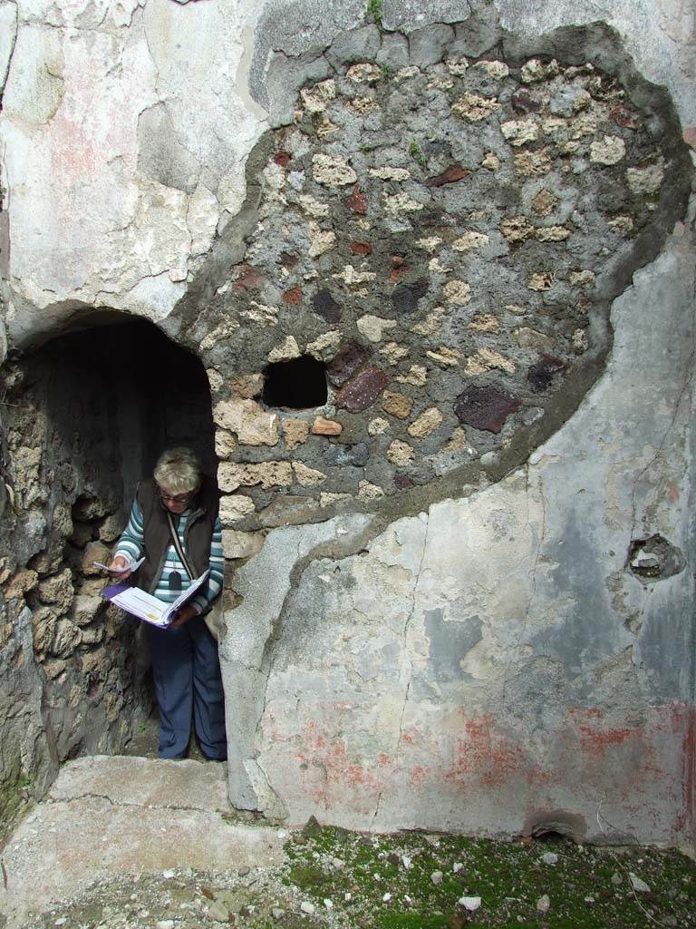 V.1.7 Pompeii. March 2009. Room 22, east wall and doorway from corridor.