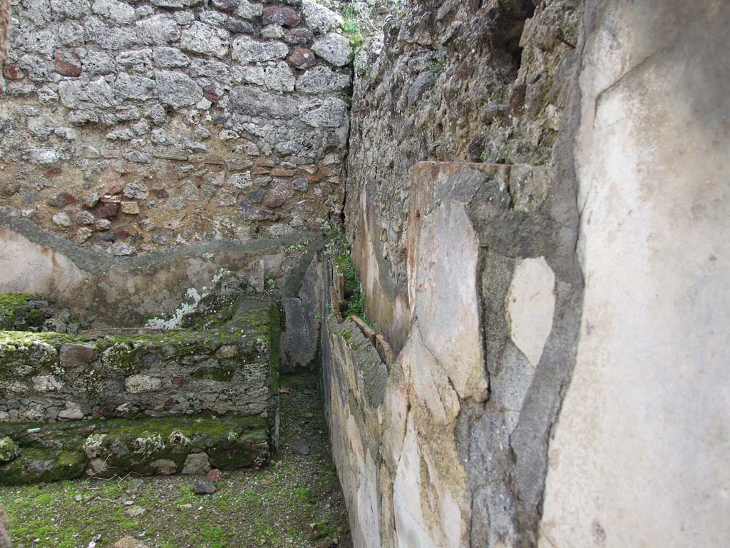 V.1.7 Pompeii. March 2009. Room 25, caldarium. Looking south along west wall, from doorway in room 22.