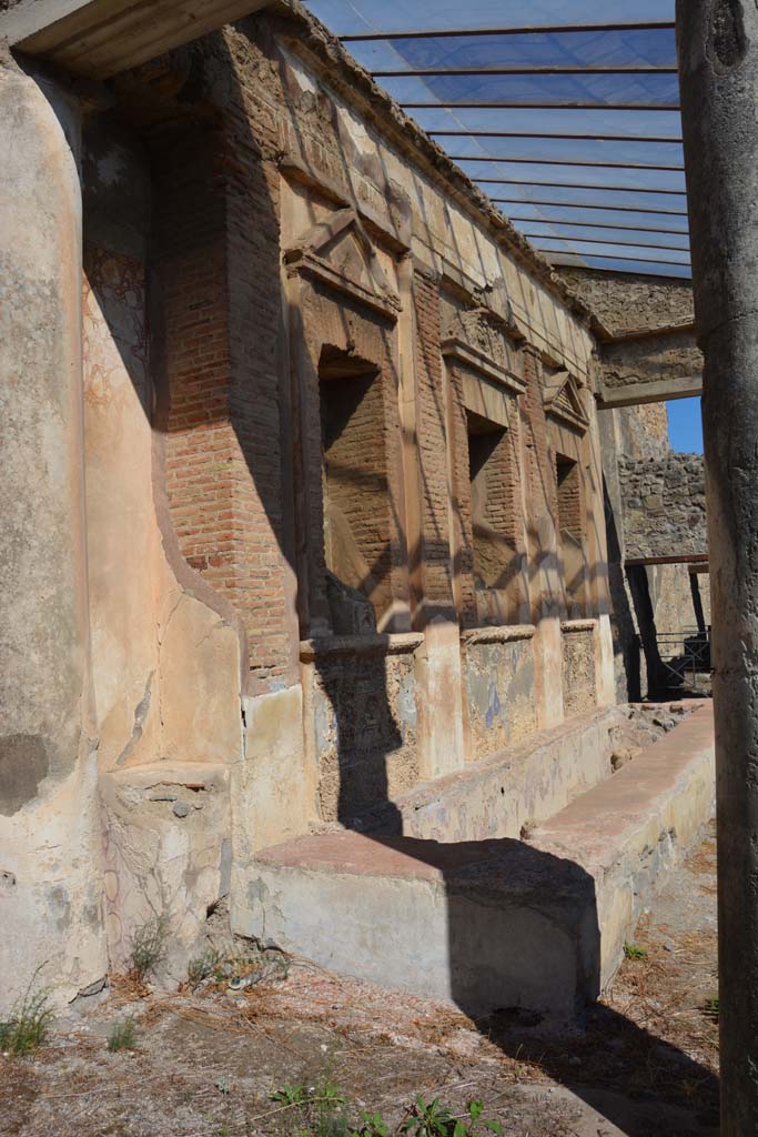 V.1.7 Pompeii. October 2019. Room 17, looking east across water feature on peristyle.
Foto Annette Haug, ERC Grant 681269 DÉCOR.
