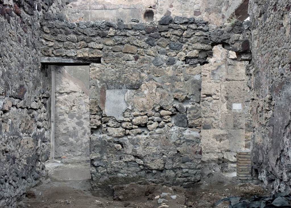 V.1.7 Pompeii. c.2005-7. Room “e”, looking towards north wall. Photo by Hans Thorwid. 
Photo courtesy of Swedish Pompeii Project.
