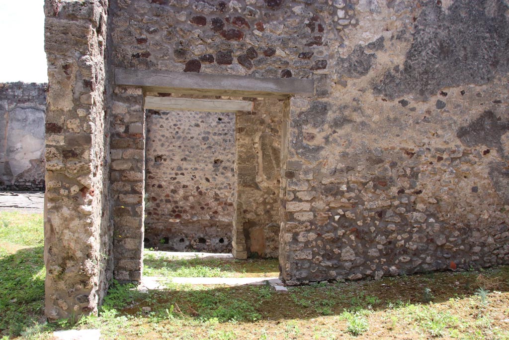 V.1.7 Pompeii. May 2024. Room “g”, doorway to corridor (h1) in south-east corner. Photo courtesy of Klaus Heese.  