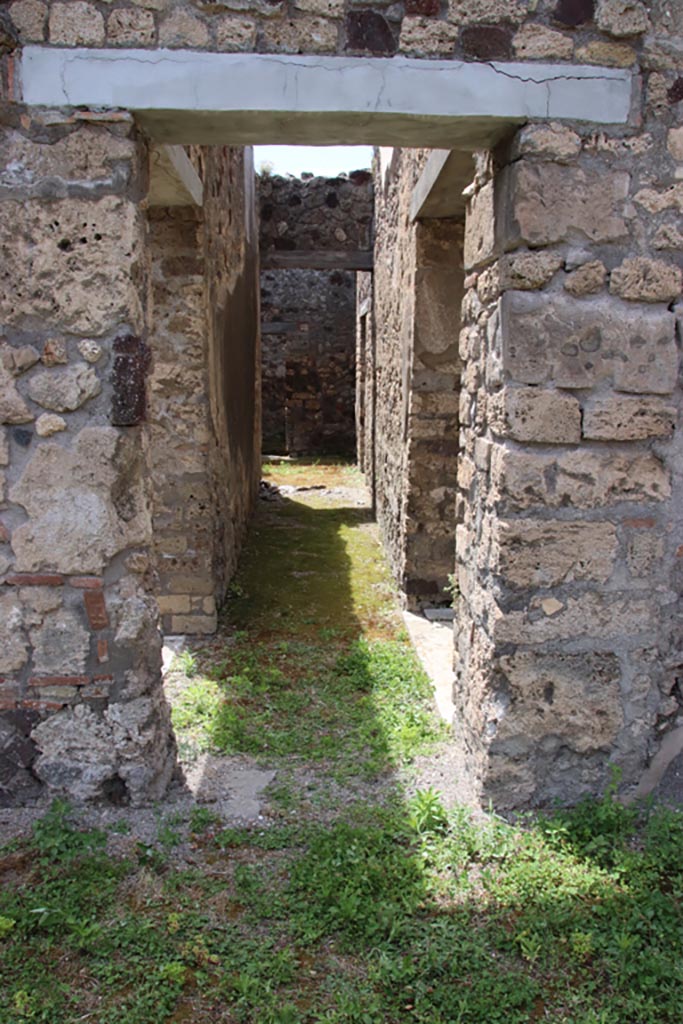 V.1.7 Pompeii. May 2024. Corridor (h1), looking west from peristyle. Photo courtesy of Klaus Heese.