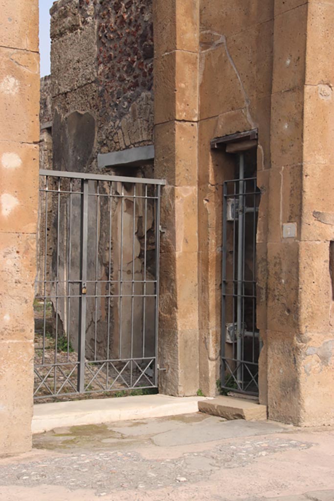 V.1.7 Pompeii. October 2023. 
Looking north-east towards entrance doorway. Photo courtesy of Klaus Heese.
