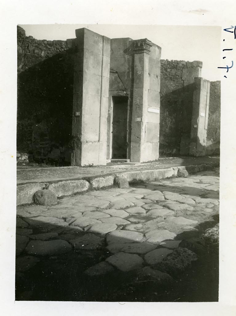 V.1.7 Pompeii. 1964. Looking north through entrance doorway. Photo by Stanley A. Jashemski.
Source: The Wilhelmina and Stanley A. Jashemski archive in the University of Maryland Library, Special Collections (See collection page) and made available under the Creative Commons Attribution-Non Commercial License v.4. See Licence and use details.
J64f1095
