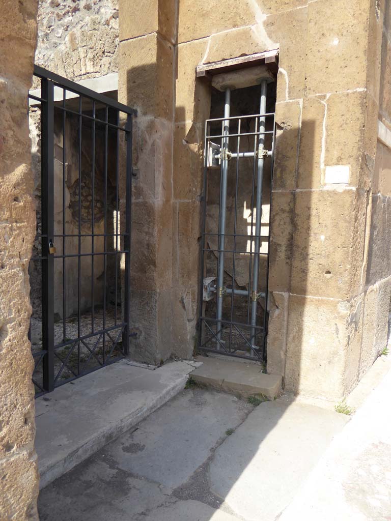 V.1.7 Pompeii. January 2017. Doorway thresholds, the doorway to the small room is on the right.
Foto Annette Haug, ERC Grant 681269 DÉCOR.

