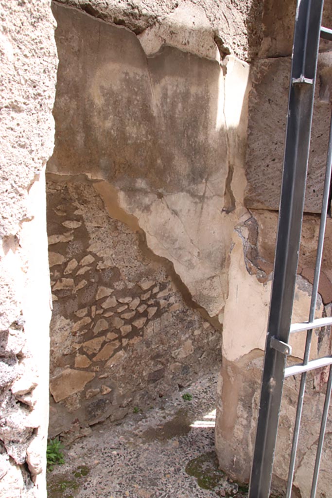 V.1.7 Pompeii.  Small room on right hand side of entrance door.  This was used either as a small private entrance when the main door was not used or as a room for the doorkeeper.