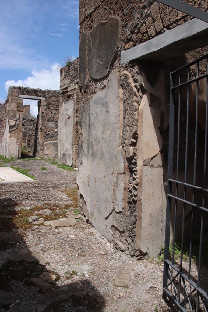 V.1.7 Pompeii. December 2018.  
Room 3, looking north from entrance corridor across impluvium in atrium 4. Photo courtesy of Aude Durand.

