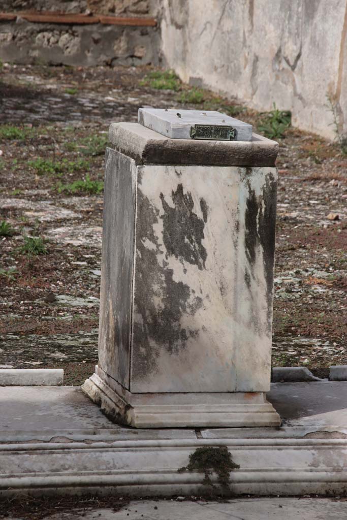 V.1.7 Pompeii. December 2007. Room 1, atrium. Pedestal on impluvium. Plaque with name of Giorgio E. Sommer of Piazza Vittoria 6 bis NAPOLI.
In addition to his photography business, Sommer also had a bronze casting business, making replicas of items in museums and the excavations.

