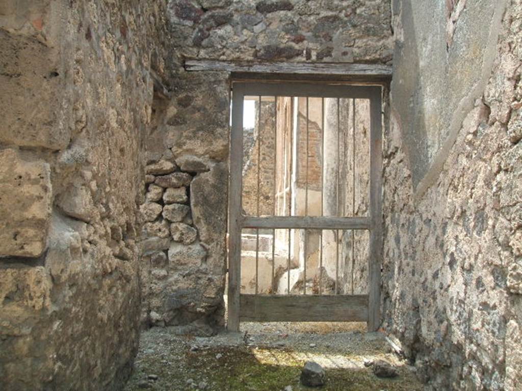 V.1.9 Pompeii. May 2005. Rear entrance fauces, looking west towards peristyle. The doorways on the left leads to the large room below