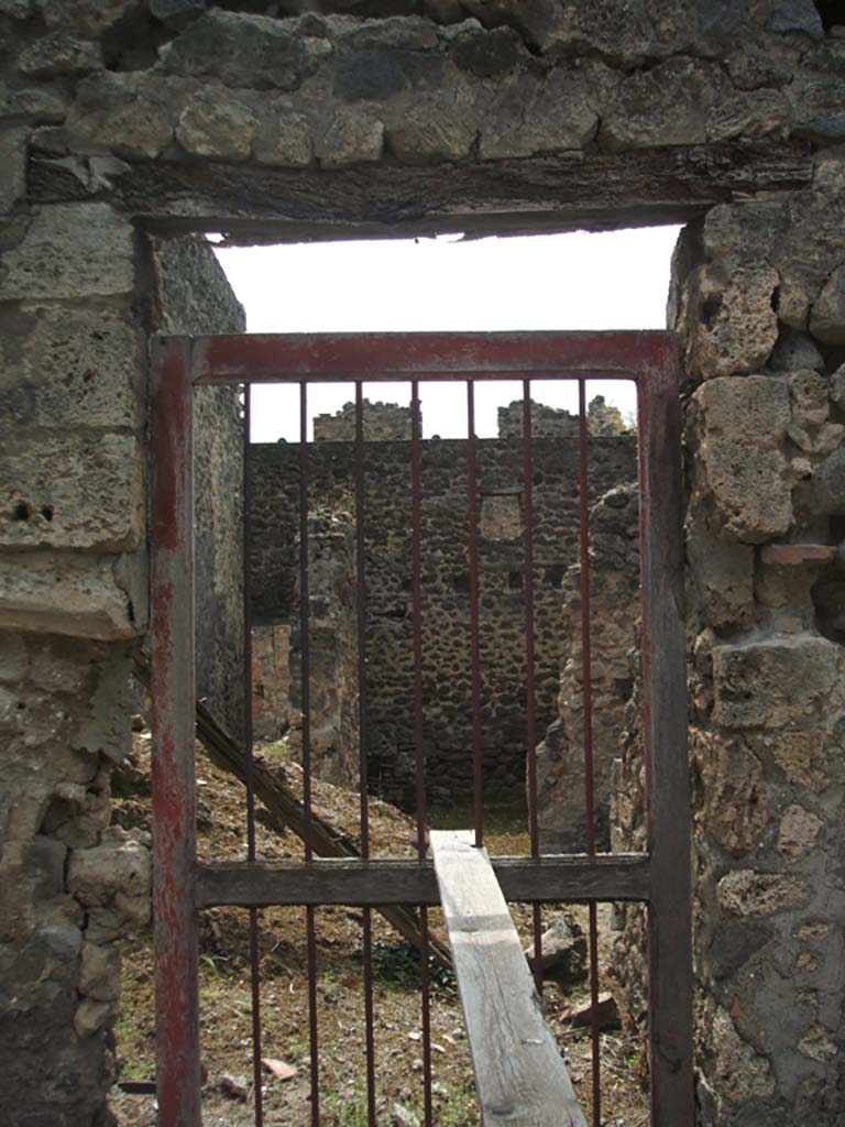 V.1.10 Pompeii. May 2005. Entrance doorway.