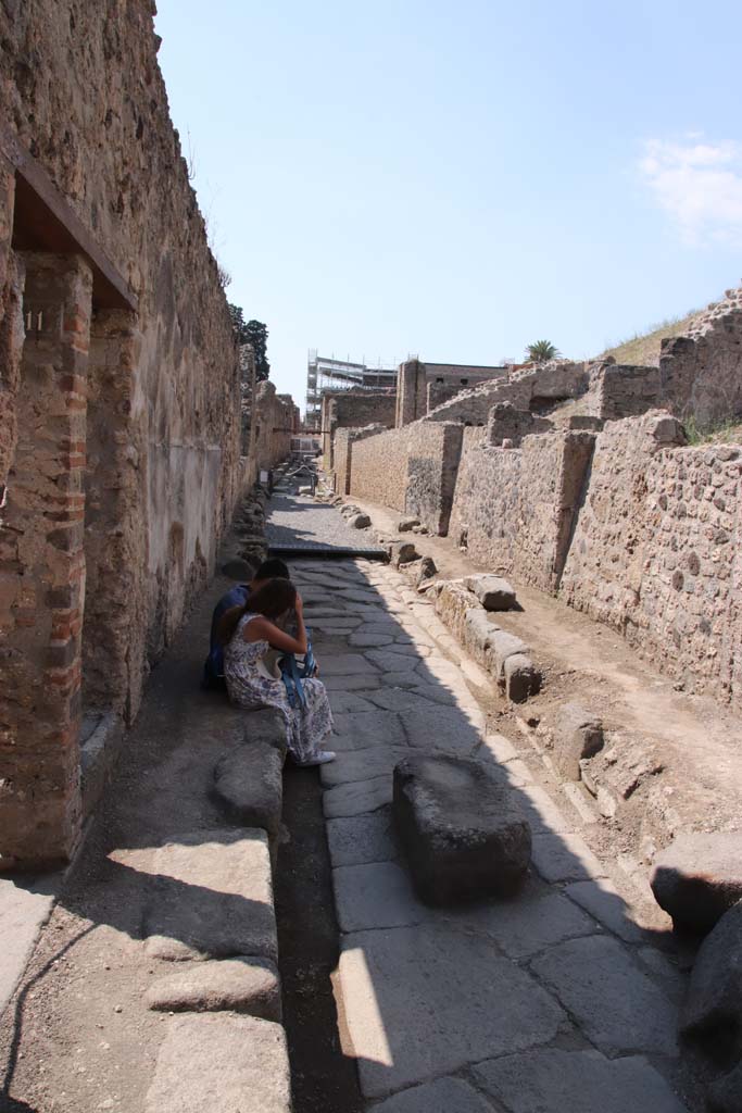 V.1.11 Pompeii, on left. September 2021. 
Looking west along Vicolo delle Nozze d’Argento between V.1 and V.6, from near doorway. 
Photo courtesy of Klaus Heese.
