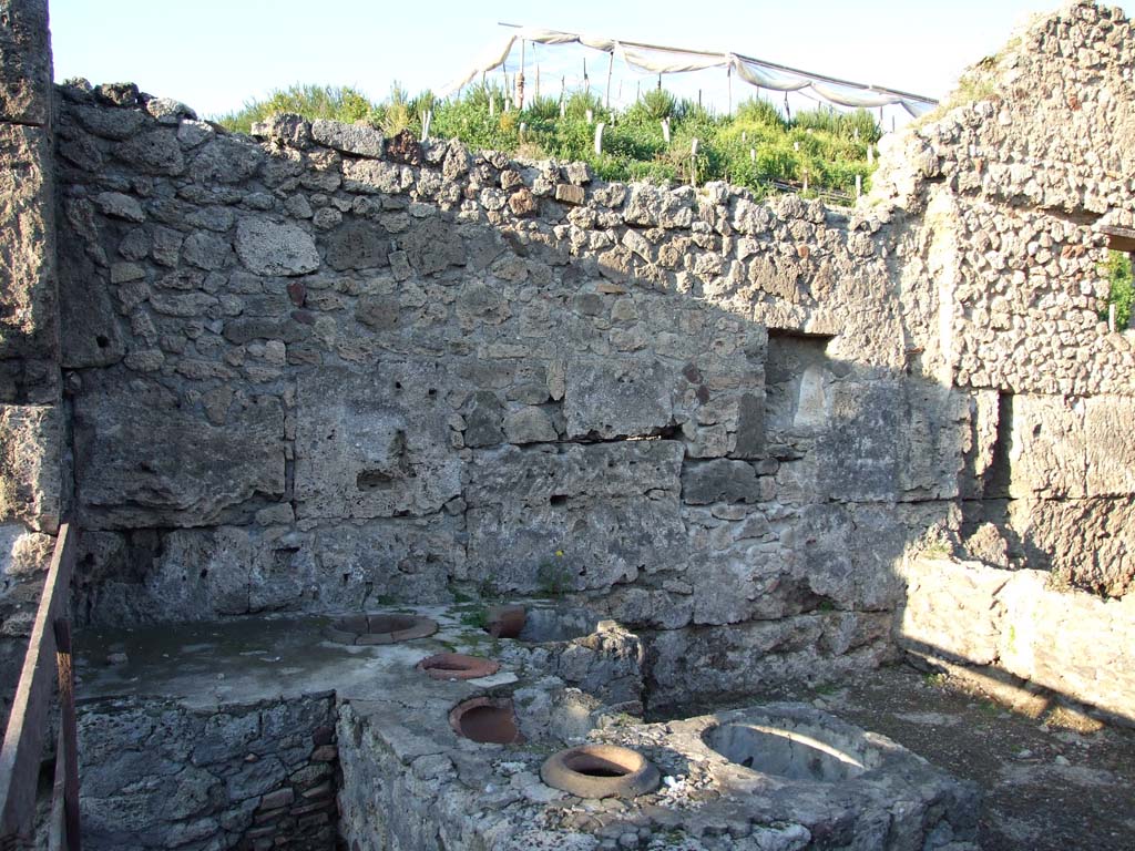 V.I.13 Pompeii. December 2006. Counter, looking north.