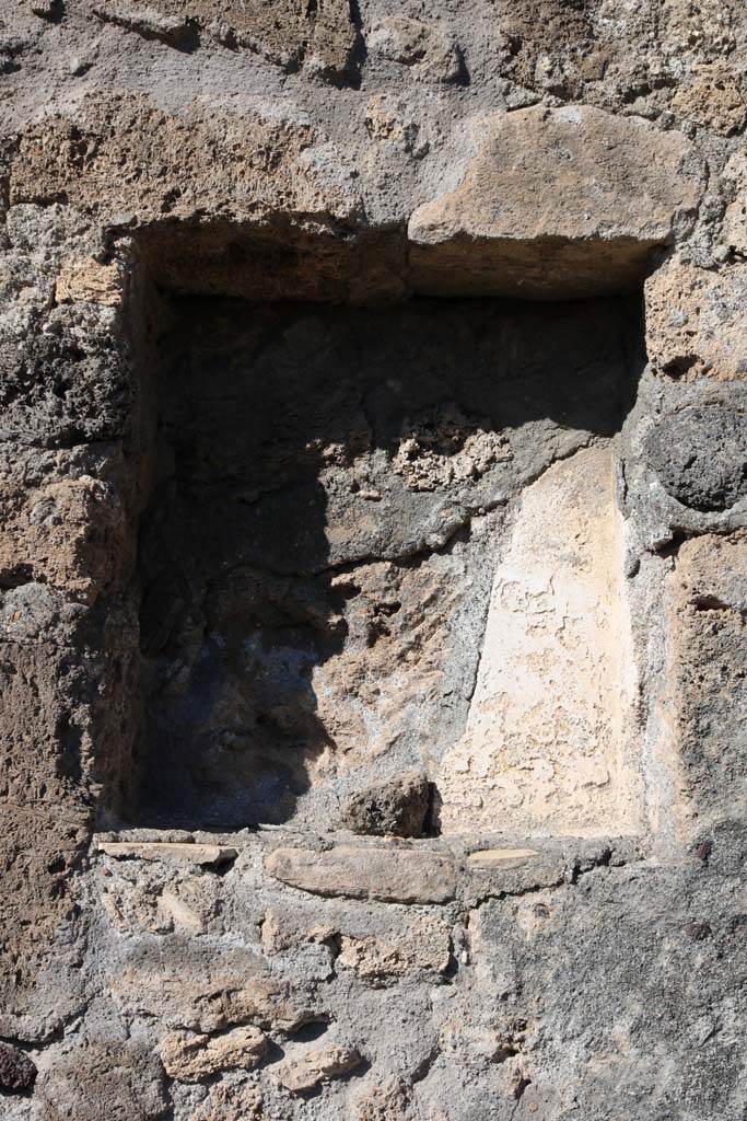 V.I.13 Pompeii. December 2018. 
Niche or recess in north wall of bar-room. Photo courtesy of Aude Durand.
