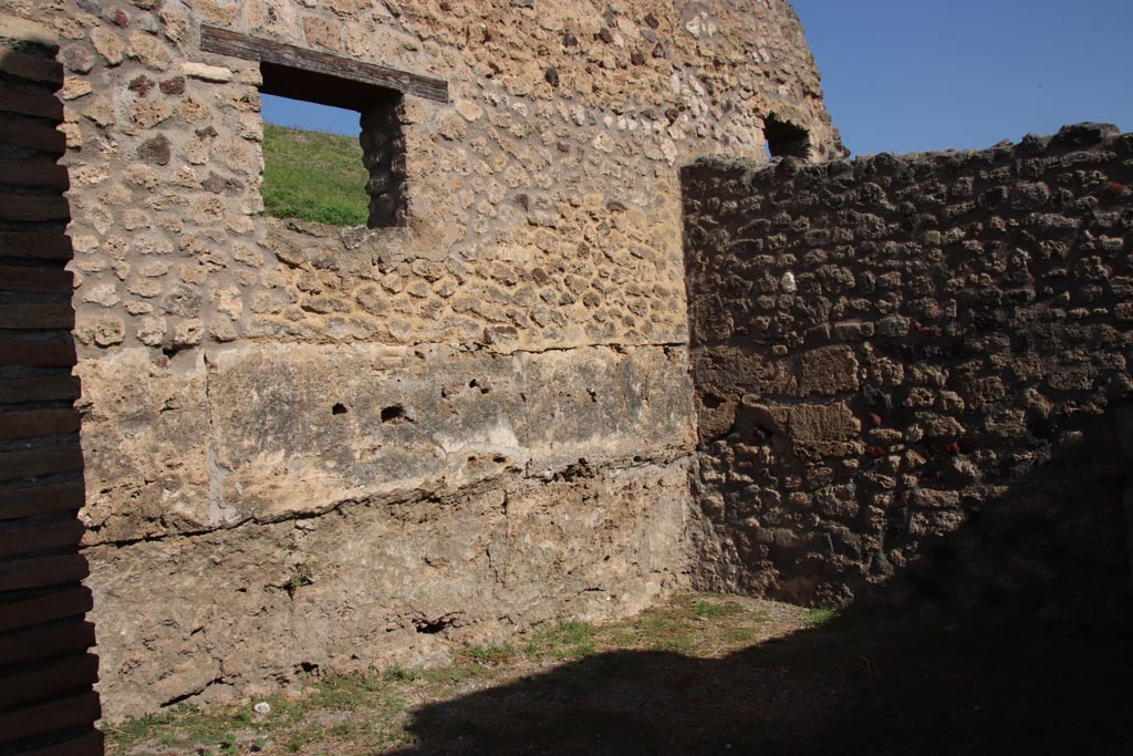 V.1.13 Pompeii. October 2023. North wall of rear-room. Photo courtesy of Klaus Heese.