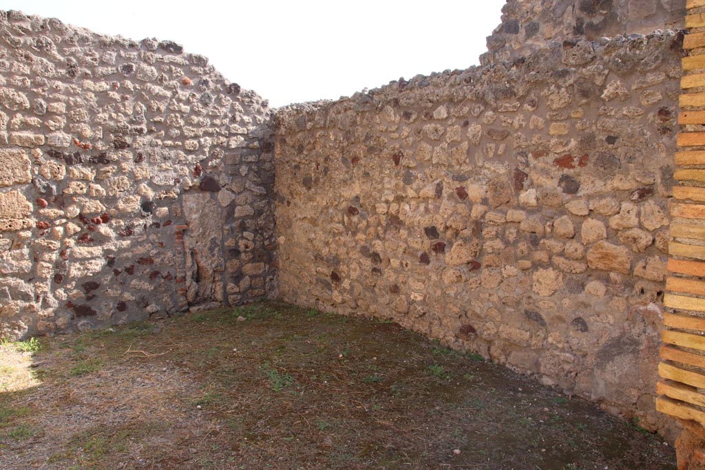 V.1.13 Pompeii. October 2023. East wall, south-east corner and south wall of rear room. Photo courtesy of Klaus Heese.