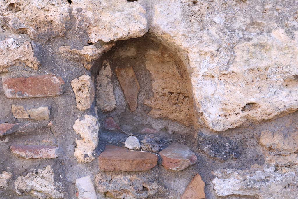 V.1.13 Pompeii. December 2018. Arched niche in south wall of bar-room. Photo courtesy of Aude Durand.

