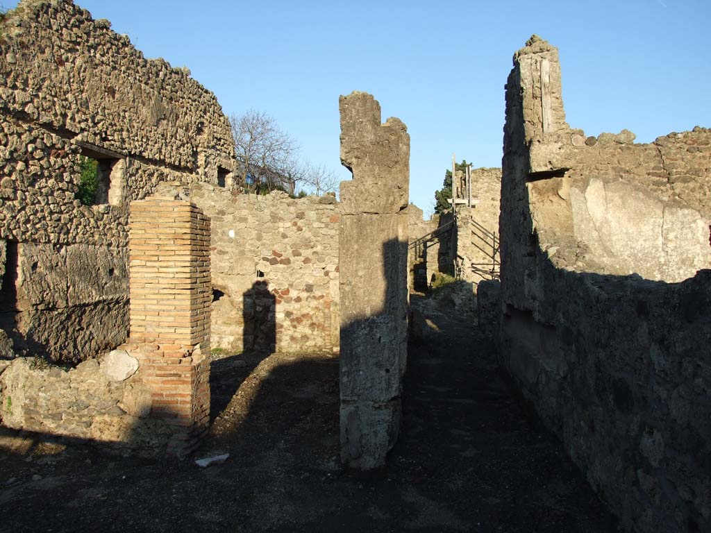 V.I.13 Pompeii. December 2006. Looking east along corridor to rear.