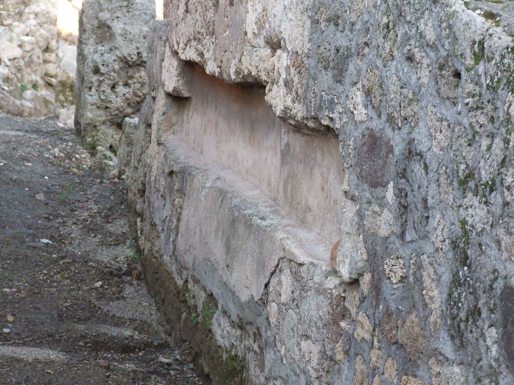 V.I.13 Pompeii. December 2006. South wall of corridor, with long recess (according to Mau, originally 3.07 long x 0.38 deep).
Above this recess the arched lararium niche was found (0.375 high, 0.335 wide), and at the rear of it was another recess or small niche which would probably have held a statuette.
See Mau, Bullettino dell’Instituto di Corrispondenza Archeologica (DAIR), 1877, p.137.
