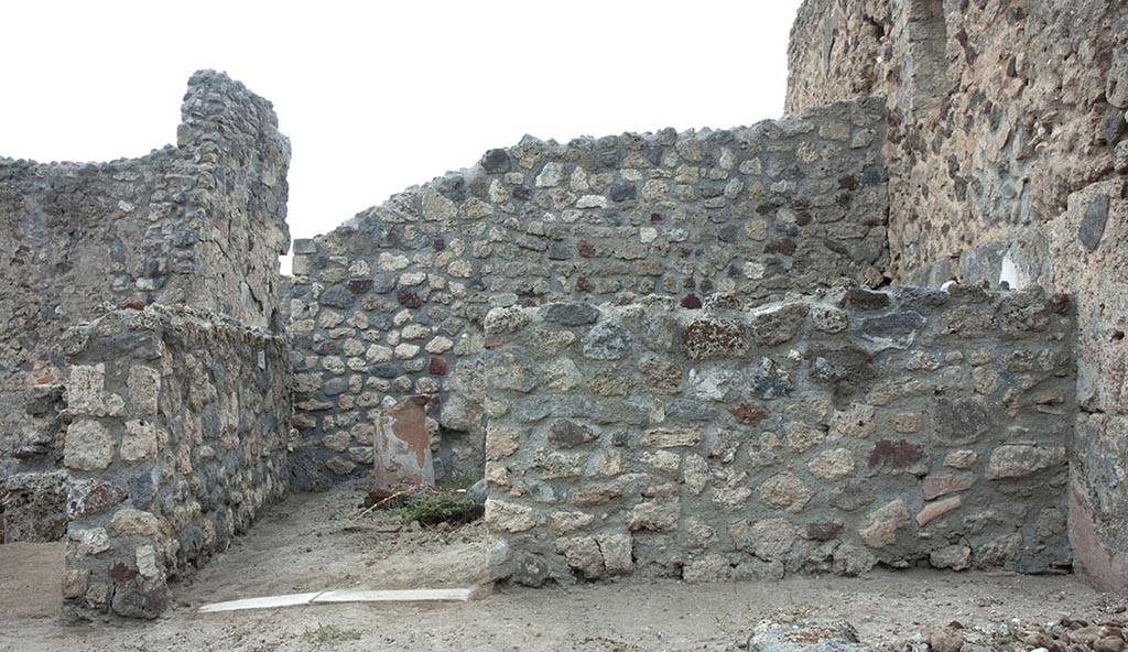 V.1.13 Pompeii. 2012. 
West wall of rear room “d”, after reconstruction in 2008/9, with doorway into rear room “e” on its west side. 
Photo by Hans Thorwid. 
Photo courtesy of the Swedish Pompeii Project.
