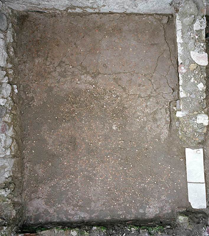 V.1.13 Pompeii. Post 2005.
Cocciopesto flooring in room “e”. Photo by Hans Thorwid. 
Photo courtesy of the Swedish Pompeii Project.
