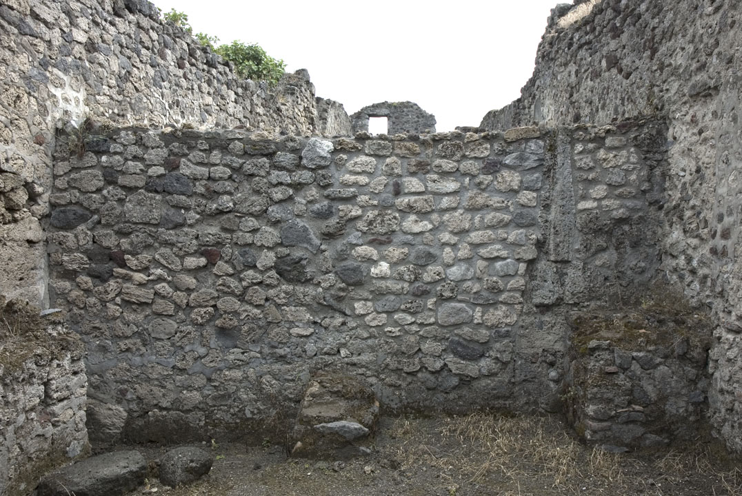 V.1.13 Pompeii. Post 2008. East wall of rear room “f” after restoration in 2008. Photo by Hans Thorwid. 
Photo courtesy of the Swedish Pompeii Project.
