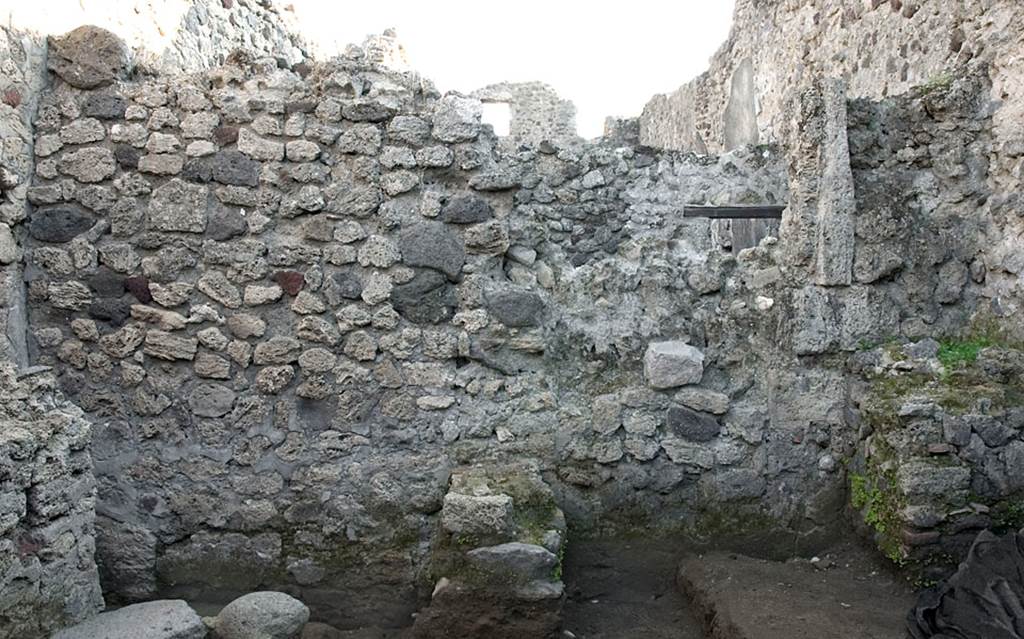 V.1.13 Pompeii. Pre 2008. East wall of rear room “f”. Photo by Hans Thorwid. 
Photo courtesy of the Swedish Pompeii Project.
