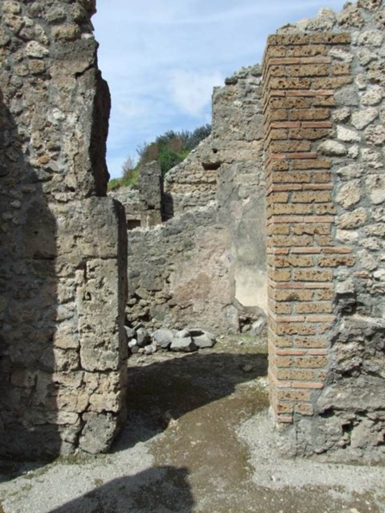 V.1.15 Pompeii. April 2009. Doorway to Cubiculum on north side of atrium.