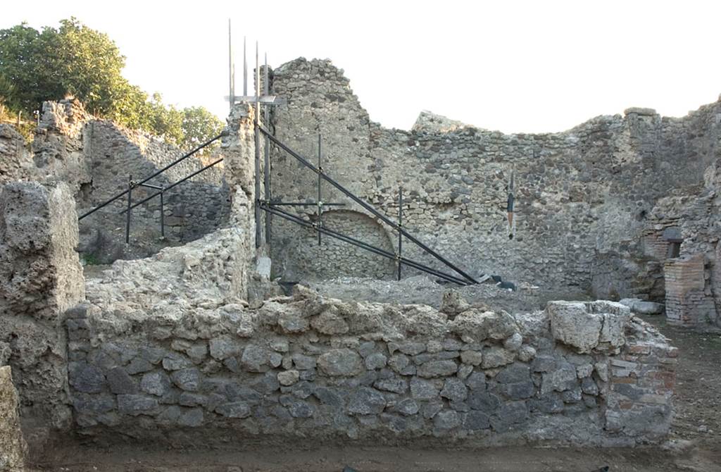 V.1.15 Pompeii. Pre 2008.   
East wall of ala, before restoration, “badly damaged presumably in 1943.” Photo by Hans Thorwid. 
Photo and words courtesy of the Swedish Pompeii Project.
