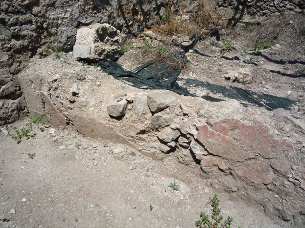 V.1.15 Pompeii.July 2008. Remains of painted plaster. Photo courtesy of Jared Benton.