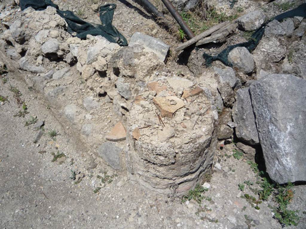 V.1.15 Pompeii. July 2008. South-west corner with remains of column. Photo courtesy of Jared Benton.
