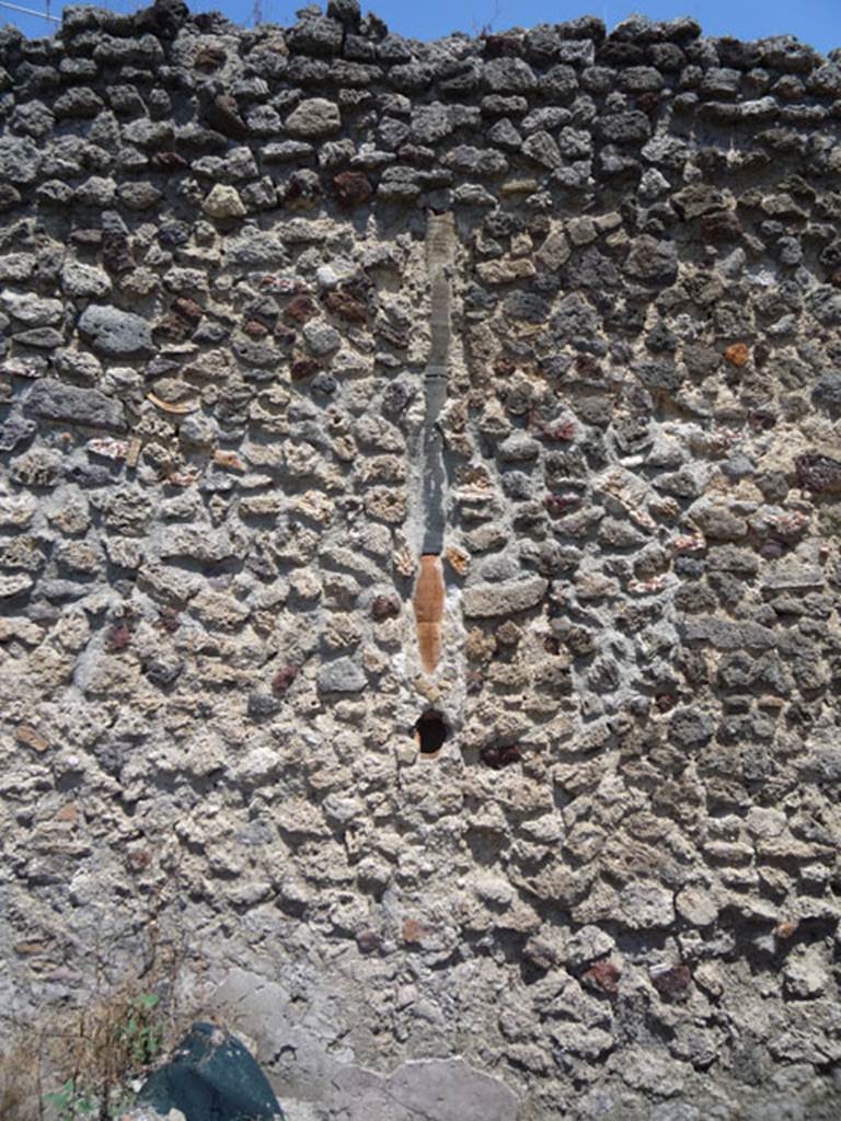 V.1.15 Pompeii. July 2008.  East wall of garden area with downpipe embedded in wall.
Photo courtesy of Jared Benton.
