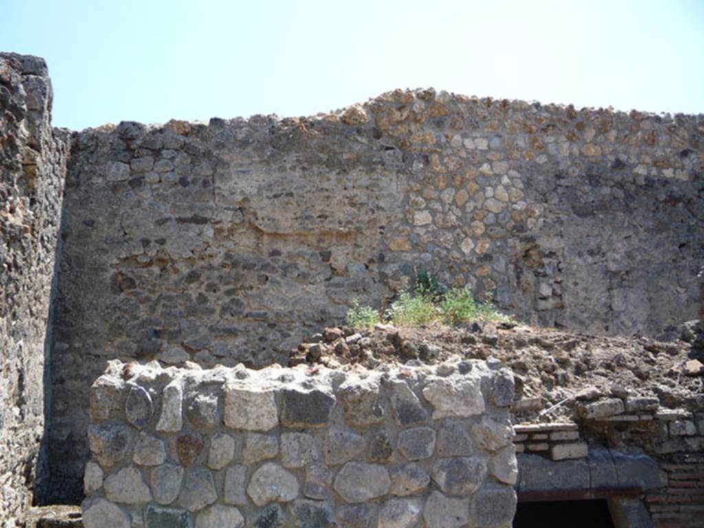 V.1.15 Pompeii. July 2008.  Looking towards the upper south wall above the oven.
Photo courtesy of Jared Benton.
