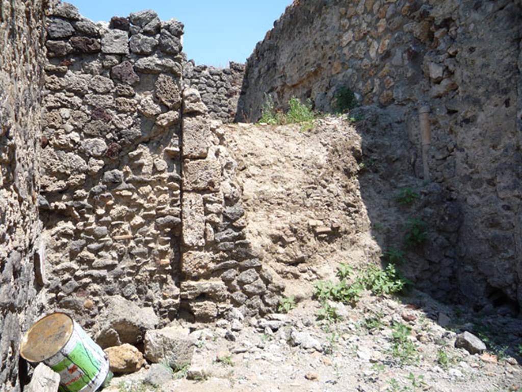 V.1.15 Pompeii. July 2008. Looking east towards side of oven. Photo courtesy of Jared Benton.