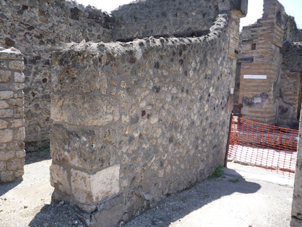 V.1.15 Pompeii. July 2008. South wall of entrance fauces, looking west towards Via del Vesuvio. Photo courtesy of Jared Benton.