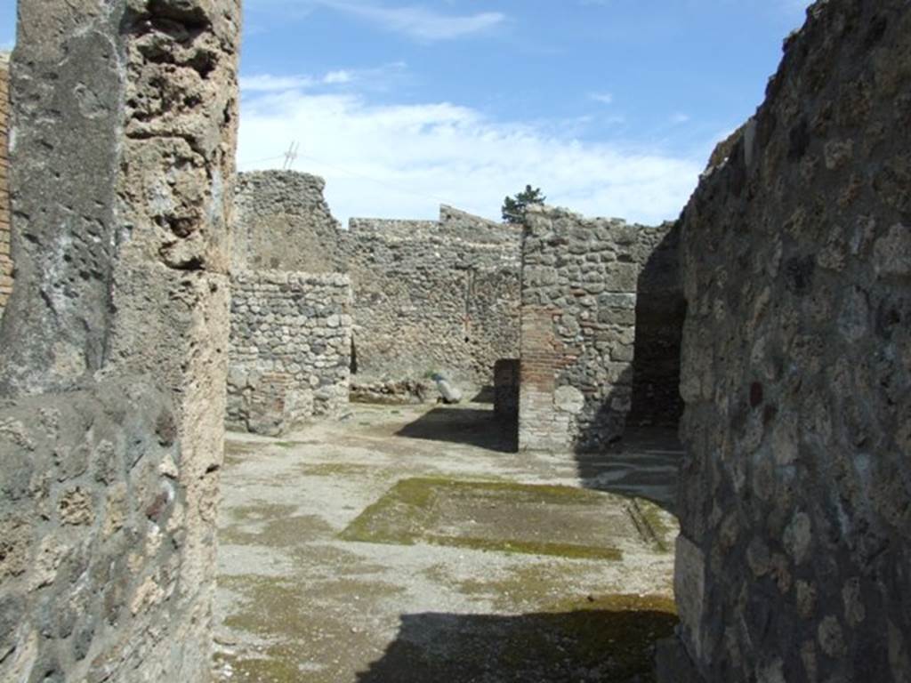 V.1.15 Pompeii.  April 2009.  Atrium with Impluvium.  Looking east into open Tablinum, and with Bakery area at rear.