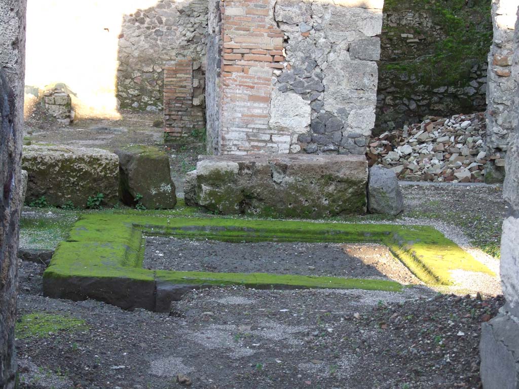 V.1.15 Pompeii. December 2006. Looking east across impluvium in atrium.